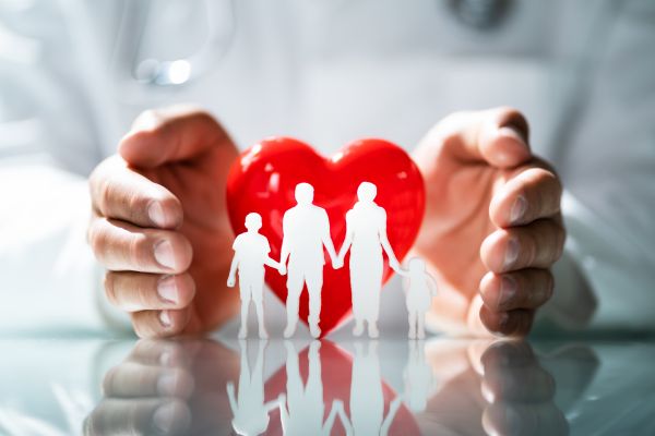 Personal de salud atendiendo en un centro médico