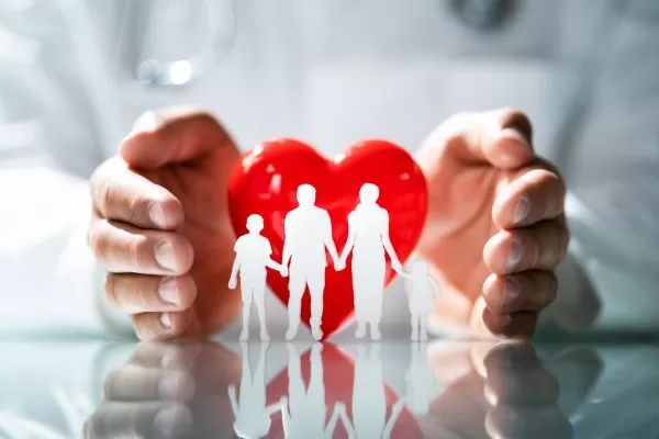 Personal de salud atendiendo en un centro médico