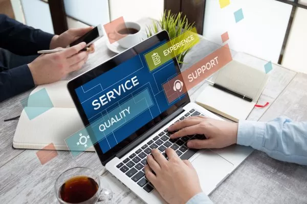 Equipo de servicios profesionales trabajando en oficina
